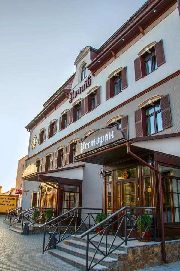 Premier Hotel Pochaiv Exterior photo